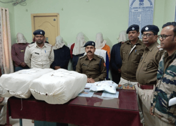 আউশগ্রামের জঙ্গল এলাকা থেকে বিপুল পরিমাণ গাঁজা ও ৩ লক্ষাধিক টাকাসহ গ্রেফতার ৬, আটক ২ গাড়ি