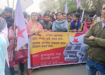 রেল দপ্তরের কানের তালা খুলতে ‘ধামাকা’ করার হুঁশিয়ারি দিলেন সিপিএমের মীনাক্ষী মুখার্জি