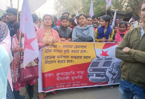 রেল দপ্তরের কানের তালা খুলতে ‘ধামাকা’ করার হুঁশিয়ারি দিলেন সিপিএমের মীনাক্ষী মুখার্জি