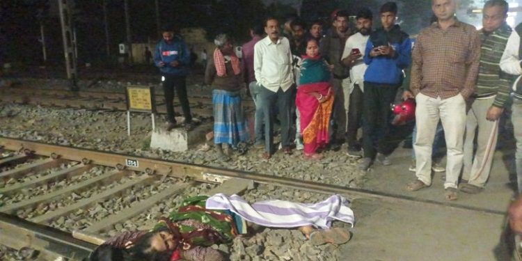 কাটোয়ায় আপ তিস্তা-তোর্সা এক্সপ্রেস ট্রেনের ধাক্কায় মৃত মহিলা