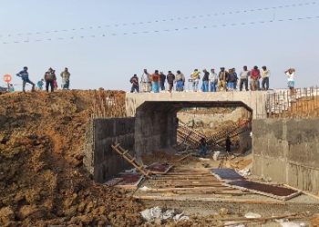 ভাতারে রেলওয়ে আণ্ডারপাস নির্মাণে অনিয়মের অভিযোগ, কাজ বন্ধ করে দিল গ্রামবাসী