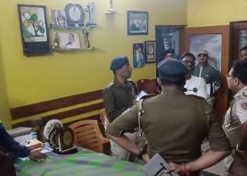 মন্ত্রী মলয় ঘটকের বাড়িতে ভাঙচুরের ঘটনায় আটক যুবক