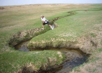 বিশ্বের সবচেয়ে ছোট নদী,এক লাফেই পার হওয়া যায়