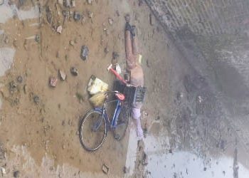 ঘন কুয়াশা কেড়ে নিল ভাতারের এক মাছ বিক্রেতার প্রাণ