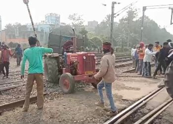 বীরভূমের গদাধরপুরে রেল লাইনে ট্রাক্টরের চাকা আটকে ট্রেন চলাচল ব্যাহত