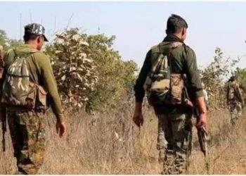 কোচবিহারে অনুপ্রবেশ রুখতে বাংলাদেশ সীমান্তে কাঁটাতারের বেড়ায় মদের বোতল ঝুলিয়ে দিল বিএসএফ