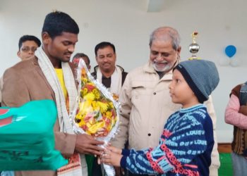 ভাতারের এরুয়ারের ক্লাবের ফুটবল ম্যাচের আসরে সংবর্ধনা দেওয়া হল সন্তোষ কাপ জয়ী বাংলার অন্যতম নায়ক রবি হাঁসদাকে