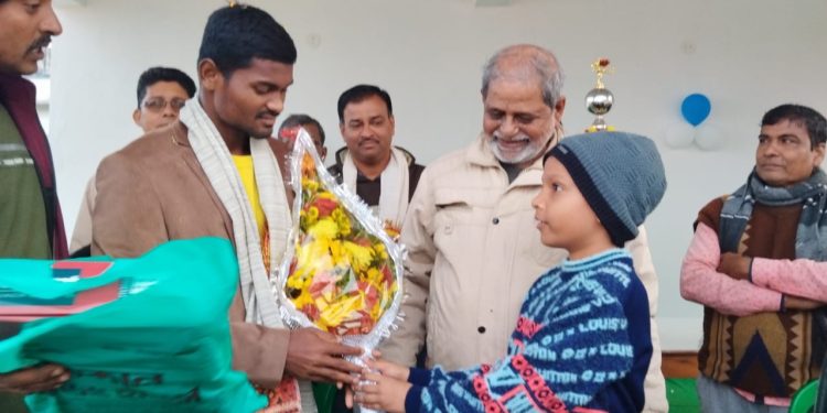 ভাতারের এরুয়ারের ক্লাবের ফুটবল ম্যাচের আসরে সংবর্ধনা দেওয়া হল সন্তোষ কাপ জয়ী বাংলার অন্যতম নায়ক রবি হাঁসদাকে