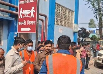 বর্ধমান : নিয়ন্ত্রণ হারিয়ে ধান জমিতে উলটে পড়ল বেপরোয়া বাস, জখম অন্তত ১ শিশু সহ ৩০ যাত্রী