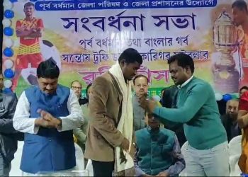 ‘সংবর্ধনায় ভেসে গেলে হবে না, জাতীয় ফুটবল দলের অধিনায়কের জার্সি যাতে গায়ে ওঠে সেই লক্ষ্য নিয়ে ফুটবলটা খেলে যেতে হবে’ : রবি হাঁসদাকে উপদেশ মন্ত্রী স্বপন দেবনাথের