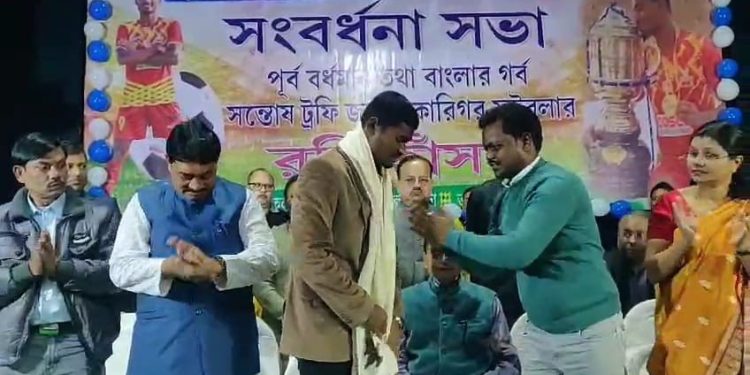 ‘সংবর্ধনায় ভেসে গেলে হবে না, জাতীয় ফুটবল দলের অধিনায়কের জার্সি যাতে গায়ে ওঠে সেই লক্ষ্য নিয়ে ফুটবলটা খেলে যেতে হবে’ : রবি হাঁসদাকে উপদেশ মন্ত্রী স্বপন দেবনাথের