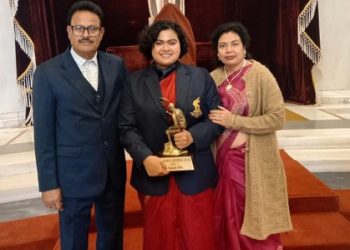 রাষ্ট্রপতি দ্রৌপদী মুর্মুর হাত থেকে দেশের সেরা তেনজিং নোরগে ন্যাশনাল অ্যাডভেঞ্চার অ্যাওয়ার্ডগ্রহণ করলেন বঙ্গতনয়া সায়নী