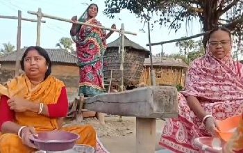 পৌষ পার্বণে আজও সাবেকি ঢেঁকির ঐতিহ্যকে টিকিয়ে রেখেছেন বর্ধমানের গ্রামের মহিলারা, পাচ্ছেন আয়ের দিশাও