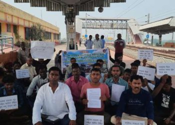 আমোদপুর কাটোয়া লাইনে ট্রেন বৃদ্ধির দাবিতে রেলযাত্রী সংগঠনের অবস্থান বিক্ষোভ