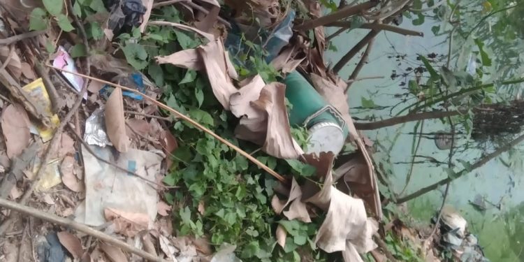 প্লাস্টিকের জার ঘিরে বোমাতঙ্ক কেতুগ্রাম থানার চেঁচুড়ি গ্রামে