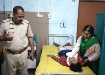 স্বামীর সঙ্গে বাইক চেপে মাধ্যমিক পরীক্ষা দিতে যাওয়ার পথে দুর্ঘটনা, হাসপাতালে বসেই পরীক্ষা দিল ছাত্রী