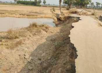 রাস্তায় তো নয়, মরণফাঁদ ! প্রাণ হাতে করে যাতায়ত করতে বাধ্য হচ্ছে ভাতারের বেশ কয়েকটি গ্রামের মানুষ 