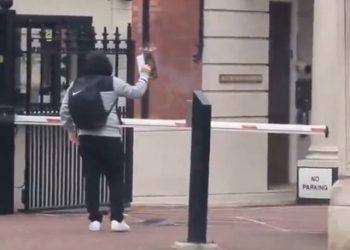 লন্ডনে তুর্কি দূতাবাসের সামনে কোরান পোড়ানো কুর্দি যুবকের উপর ছুরি হামলা, ভাইরাল ভিডিও