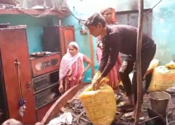 আগুনে ভস্মীভূত বাড়ি, পরিবার নিয়ে খোলা আকাশের নিচে ঠাঁই হল দুই ভাইয়ের