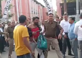 হিন্দু ব্রাহ্মণ মেয়েকে কোর্ট ম্যারেজ করতে আসা মুসলিম যুবককে বেদম পিটিয়ে দিল উকিলরা, মেয়েটি ৬ মাসের গর্ভবতী