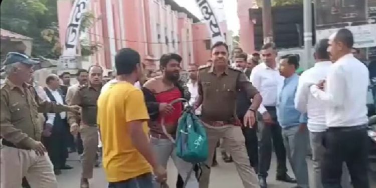 হিন্দু ব্রাহ্মণ মেয়েকে কোর্ট ম্যারেজ করতে আসা মুসলিম যুবককে বেদম পিটিয়ে দিল উকিলরা, মেয়েটি ৬ মাসের গর্ভবতী