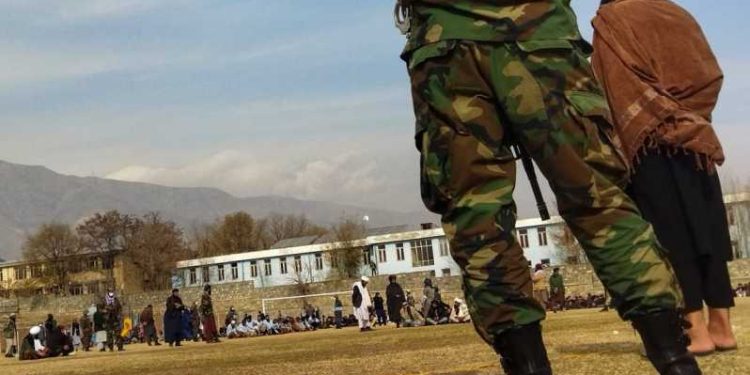 আফগানিস্তানের জাওজানে ৫ নারীসহ ১৩ জনকে মাঠে নিয়ে গিয়ে বেত্রাঘাত করেছে তালিবানরা