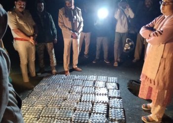 বাংলাদেশে পাচারের আগেই কেতুগ্রামে আটক ১২০০ বোতল নিষিদ্ধ সিরাপ, গ্রেফতার ২ 