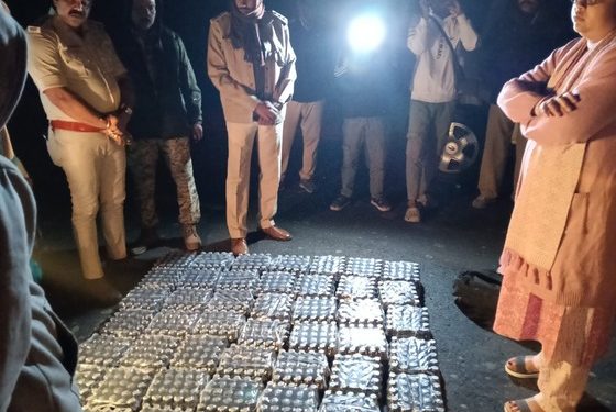 বাংলাদেশে পাচারের আগেই কেতুগ্রামে আটক ১২০০ বোতল নিষিদ্ধ সিরাপ, গ্রেফতার ২ 