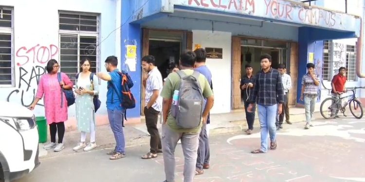 থ্রেট কালচারে জড়িতরা বর্ধমান মেডিকেল কলেজে ফিরতে চাইতেই চরমে উঠলো উত্তেজনা