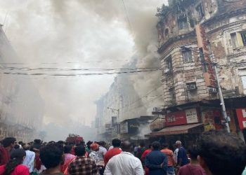 কলকাতা পুরসভার সামনে পানশালায় সাতসকালে অগ্নিকাণ্ডের ঘটনায় আতঙ্ক