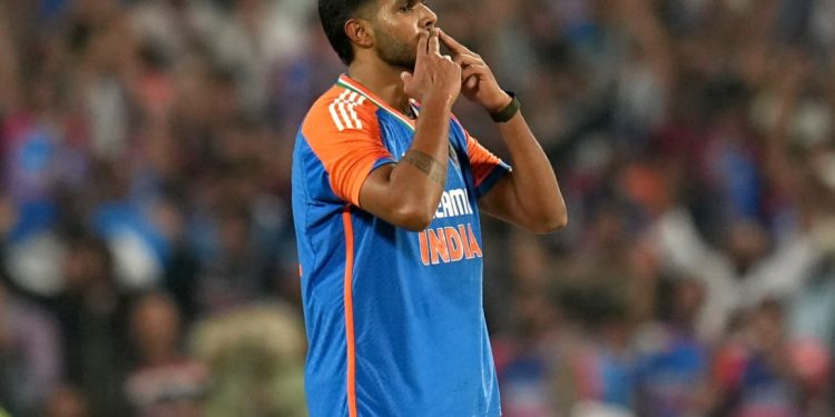 ইংল্যান্ডের বিরুদ্ধে ভারত টি-২০ সিরিজ জিতলেও কনকশন বদলি খেলোয়াড় নিয়ে বিবাদ