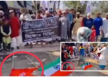 “ওঁ” লেখা গেরুয়া পতাকায় লাথি, মন্দিরে প্রতিমা ভাঙচুর ; কট্টরপন্থার চরম সীমা অতিক্রম করেছে বাংলাদেশি মৌলবাদীরা