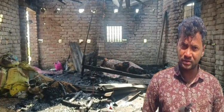 মন্তেশ্বরে গভীর রাতে বাড়িতে আগুন, বরাত জোরে প্রাণে বাঁচলো গৃহকর্তা