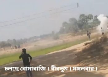 বালির গাড়ি থেকে তোলাবাজির টাকার ভাগ নিয়ে দ্বন্দ্বের জেরে দেদার বোমাবাজি বীরভূমে, আহত ১