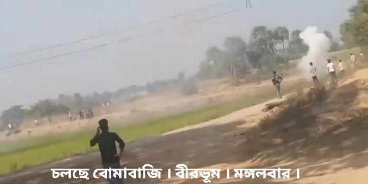 বালির গাড়ি থেকে তোলাবাজির টাকার ভাগ নিয়ে দ্বন্দ্বের জেরে দেদার বোমাবাজি বীরভূমে, আহত ১