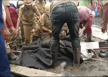 কলকাতায় ট্যানারির পাইপের বর্জ্য সাফাই করার সময় ৩ শ্রমিকের মৃত্যু, শ্রমিকদের নিরাপত্তা নিয়ে উঠছে প্রশ্ন