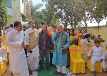 পুজোয়া ভাষা বিপ্লব ! সংস্কৃতের বদলে বাংলা মন্ত্রে হল সরস্বতী আরাধনা ; যা চাক্ষুষ করে আপ্লুত ভাষাবিদ পবিত্র সরকার