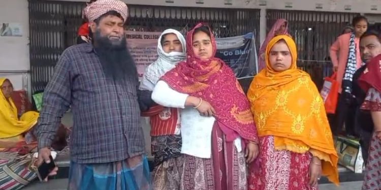 মৃতের শোকার্ত পরিবার । মালদা ।