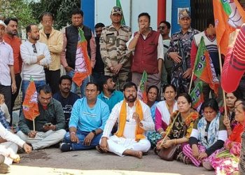 হাসপাতালে চিকিৎসাধীন গনধর্ষিতার সঙ্গে কথা বলতে গিয়ে বাধার মুখে বিজেপি বিধায়ক, দুর্গাপুরের হাসপাতালের সামনে বিক্ষোভ