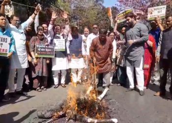 ভারতীয়দের শিকলে বেঁধে ফেরত পাঠানোর প্রতিবাদে কলকাতায় মার্কিন দূতাবাসের সামনে কংগ্রেসের বিক্ষোভ