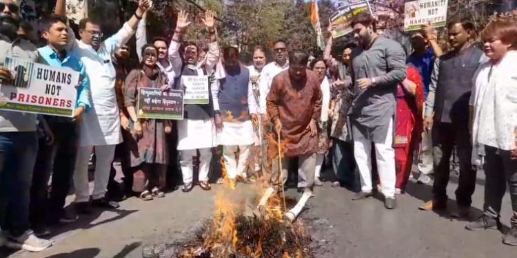 ভারতীয়দের শিকলে বেঁধে ফেরত পাঠানোর প্রতিবাদে কলকাতায় মার্কিন দূতাবাসের সামনে কংগ্রেসের বিক্ষোভ
