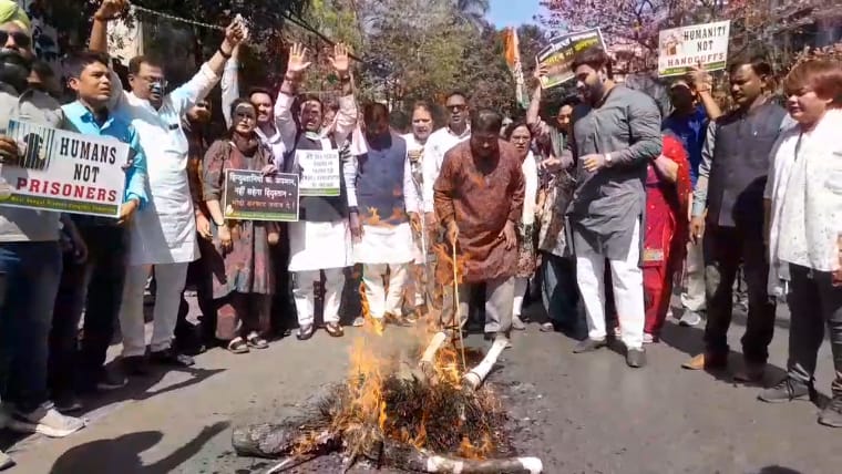 ভারতীয়দের শিকলে বেঁধে ফেরত পাঠানোর প্রতিবাদে কলকাতায় মার্কিন দূতাবাসের সামনে কংগ্রেসের বিক্ষোভ