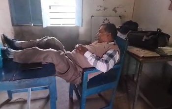 ক্লাস রুমের টেবিলে ঠ্যাং তুলে ঘুম দিচ্ছেন প্রধান শিক্ষক, ছবি ভাইরাল হতেই স্কুলে দুস্কৃতি হামলার অভিযোগ দায়ের