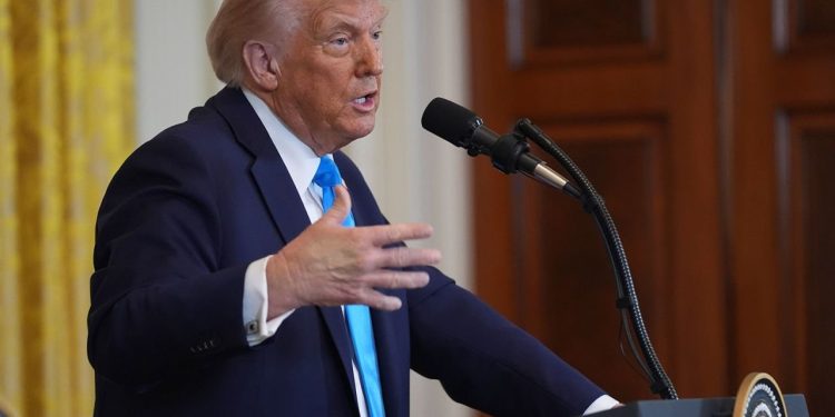 যুদ্ধ শেষে ফিলিস্তিনিদের খালি করে গাজাকে আমেরিকার হাতে তুলে দেবে ইসরায়েল : ডোনাল্ড ট্রাম্প