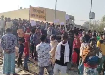 এক্সপ্রেস ট্রেনের স্টপেজের দাবিতে ফারাক্কার সাঁকোপারা হল্ট স্টেশনে রেল অবরোধ 