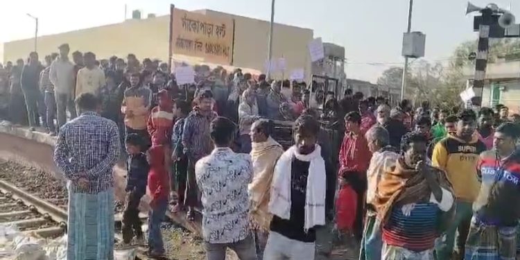 এক্সপ্রেস ট্রেনের স্টপেজের দাবিতে ফারাক্কার সাঁকোপারা হল্ট স্টেশনে রেল অবরোধ 