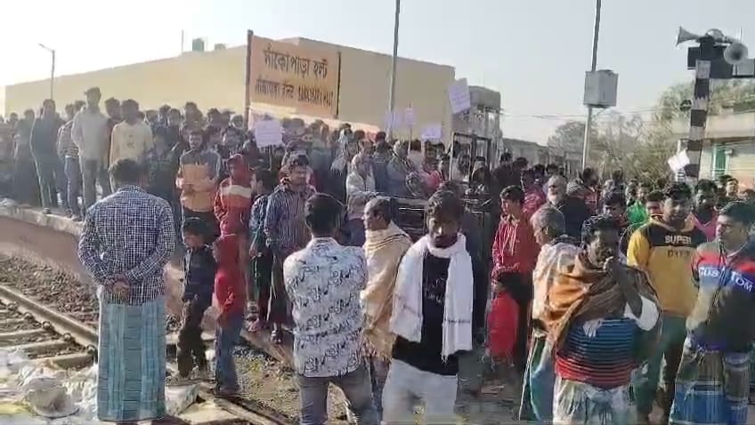 এক্সপ্রেস ট্রেনের স্টপেজের দাবিতে ফারাক্কার সাঁকোপারা হল্ট স্টেশনে রেল অবরোধ 