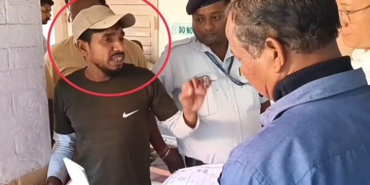 কলকাতা পুরসভার মেয়রের ঘরের সামনে থেকে আটক বাংলাদেশি যুবক 