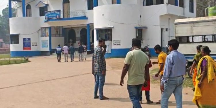 নদীয়ার শান্তিপুরে হিন্দু কিশোরীকে ফুসলিয়ে নিয়ে যাওয়ার অভিযোগ ভিন ধর্মের প্রতিবেশী যুবকের বিরুদ্ধে