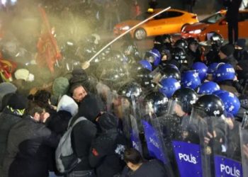 গণতন্ত্রের দাবিতে তুরস্কের রাস্তায় সরকারবিরোধী বিক্ষোভ, গ্রেপ্তার ১১০০